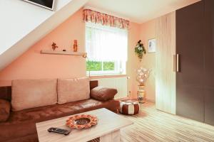 - un salon avec un canapé et une table dans l'établissement Haus Johanna, à Malchow