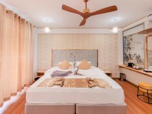 Postel nebo postele na pokoji v ubytování Jeym Lodge