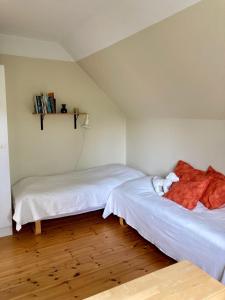2 Betten in einem kleinen Zimmer mit in der Unterkunft Yxnaholma Rum in Höör