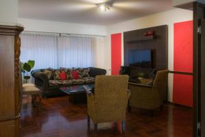 哥多華的住宿－Departamento del Boulevard，客厅配有沙发和桌子