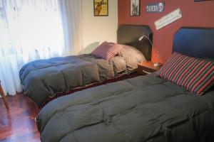 מיטה או מיטות בחדר ב-Departamento del Boulevard
