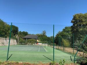 Tenis a/nebo squash v ubytování Domaine du moulin de la plaine - L'île Ô Reflets nebo okolí