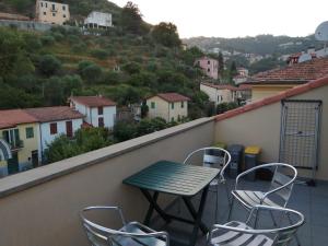 einen Tisch und Stühle auf einem Balkon mit Aussicht in der Unterkunft La Soffitta di Maria in La Spezia