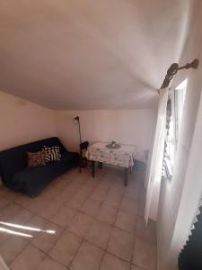 salon z kanapą i stołem w obiekcie Apartmani Toni - Apartman Maslina w Hvarze