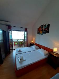 sypialnia z 2 łóżkami i widokiem na stół w obiekcie Apartmani Toni - Apartman Maslina w Hvarze