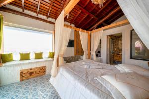 una camera da letto con un letto grande e una grande finestra di Hotel Imparator a Oludeniz Altre 45 foto