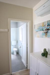 a bathroom with a white toilet and a sink at Dante 2 B&B in Turi