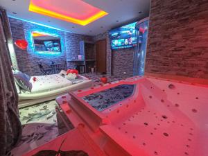a room with a hot tub in the middle of a room at Er Centurione in Rome