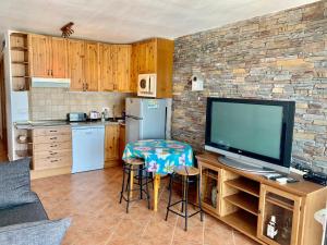エンプリアブラバにあるAwayDays - BI - 21のキッチン(テレビ、テーブル、スツール付)