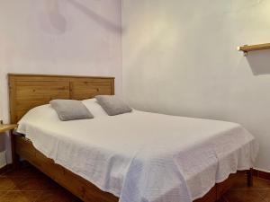 エンプリアブラバにあるAwayDays - BI - 21のベッドルーム1室(白いベッド1台、枕2つ付)