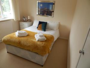 Katil atau katil-katil dalam bilik di Spacious 3 BDR house with parking-Families-Corporate groups by Orbitat Accommodations