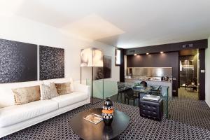 a living room with a white couch and a table at Charming House Iqs in Venice