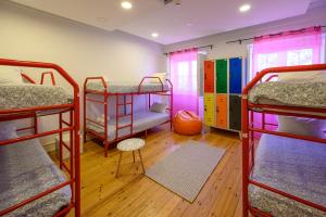 Bunk bed o mga bunk bed sa kuwarto sa Terrace Lisbon Hostel