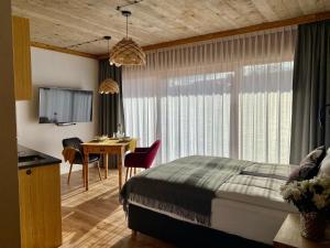 Posteľ alebo postele v izbe v ubytovaní Apartamenty u Harrego BOUTIQUE SPA z klimatyzacja, balkon, sauna, tężnia parking