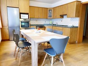 - une cuisine avec une table et des chaises dans la chambre dans l'établissement Apartmány Srní u Hlinska, à Hlinsko
