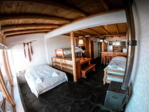 a bedroom with two beds and a table in a room at Lodge en Farellones in Santiago