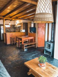 Lodge en Farellones في سانتياغو: غرفة معيشة مع طاولة وموقد