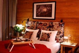 um quarto com uma cama branca e um cobertor vermelho em Apartamenty u Harrego BOUTIQUE SPA em Kudowa-Zdrój