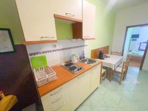 Kuchyňa alebo kuchynka v ubytovaní Apartmani Dea