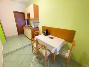 Kuchyňa alebo kuchynka v ubytovaní Apartmani Dea