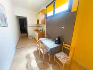 Kuchyňa alebo kuchynka v ubytovaní Apartmani Dea