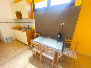 Kuchyňa alebo kuchynka v ubytovaní Apartmani Dea