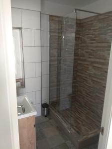 y baño con ducha y lavamanos. en Apartment Avenida Pinoso, en El Pinós (Pinoso)