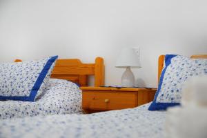 Postel nebo postele na pokoji v ubytování Petroula Apartments II