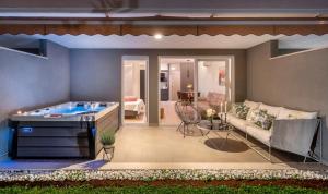 Posedenie v ubytovaní Zaloo, Luxury Apartment with Sea-View and Jacuzzi