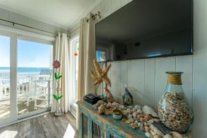 una stanza con un tavolo con conchiglie e un vaso di Charming Ocean-view Condo at Ocean Pier 3 a Myrtle Beach