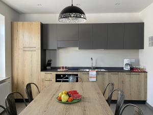 una cocina con una mesa de madera y un bol de fruta. en RESIDENZA LA CANONICA, en Brez