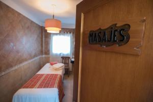 een kamer met 2 bedden en een bord aan de muur bij Haras del Bosque in Mar de las Pampas