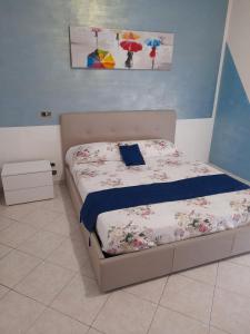 a bedroom with a bed with flowers and umbrellas at Hotel De Rosa in Boscoreale +23 photos