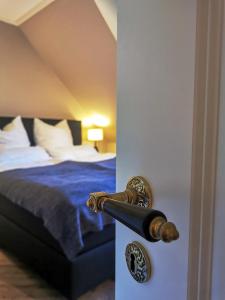 Schlafzimmer mit einem Bett mit blauer Bettwäsche und weißen Kissen in der Unterkunft Ferienwohnung Gipfelstürmer in Bad Harzburg