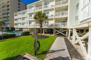 マートルビーチにあるCharming Ocean-view Condo at Ocean Pier 3の建物の前に自転車が駐車されている
