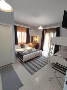 una grande camera da letto con un letto e un divano di Villa Riviera a Stavros