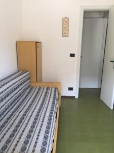 a small bedroom with a bed and a door at Taormina Mare Appartamento 300 Metri dal Mare in Giardini Naxos