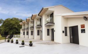 una fila di condomini con piante in vaso di Villa Valentina a Rales