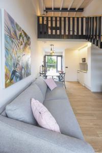 un soggiorno con divano grigio e una cucina di Villa Valentina a Rales