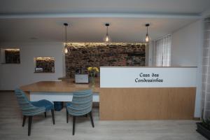 洛桑的住宿－Casa Das Condessinhas，一间会议室,配有桌椅