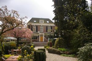 a large house with a garden in front of it at Landhotel De Hoofdige Boer in Almen