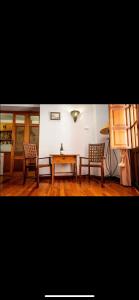- un salon avec deux chaises et une table dans l'établissement La Colegiata De Ronda, à Ronda