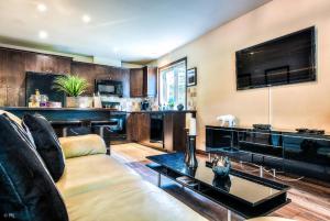 A kitchen or kitchenette at Townhouse With Free Shuttle To Tremblant Resort