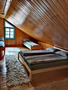 Un pat sau paturi într-o cameră la Cabana Barlogul Colibita