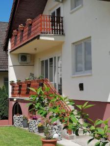 Casa con escalera y balcón en Liget Fruit Garden, en Zalakaros