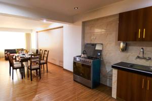 - une cuisine et une salle à manger avec une table et une cuisinière dans l'établissement Casa Fideranda Apartments, à Cusco