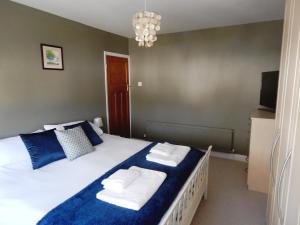 Ein Bett oder Betten in einem Zimmer der Unterkunft Luxurious 3 BR house for families, corporate stay with gardens and parking