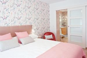 Кровать или кровати в номере Destino Guadalest - Apartments by Cases Noves