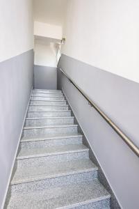 una escalera en una habitación vacía con una escalera en Apartment Sea bass Neretva en Ploče