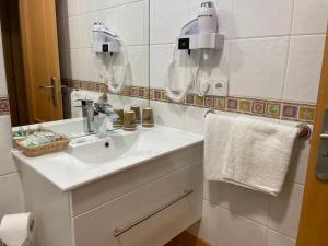 biała łazienka z umywalką i lustrem w obiekcie Portosín -Suites w mieście Portosin +37 zdjęć